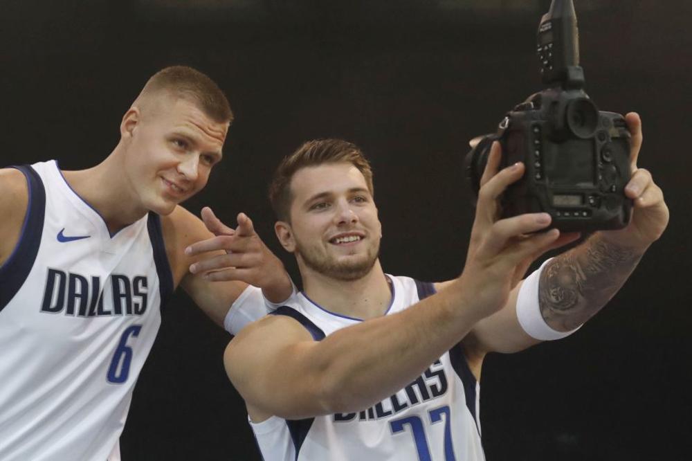 AMERI PITALI DONČIĆA KOJU MUZIKU SLUŠA? Ćirilica je zakon, a iz njegovih slušalica trešti Džejeva "Slavija"!