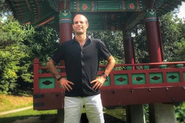 FRANCUZ ŽIVI U BEOGRADU, IMA LOVU, RADI SAMO 4H, PUTOVAO KAO LUD! Traži devojku OVDE, ali ima LUDAČKE USLOVE