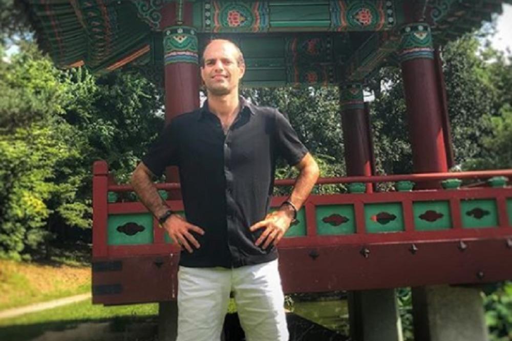 FRANCUZ ŽIVI U BEOGRADU, IMA LOVU, RADI SAMO 4H, PUTOVAO KAO LUD! Traži devojku OVDE, ali ima LUDAČKE USLOVE