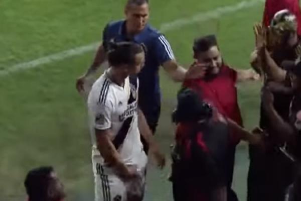 U SVOM STILU: Ibrahimović se za kraj epizode u MLS-u hvatao za ponos posle žestokog sukoba sa navijačima!
