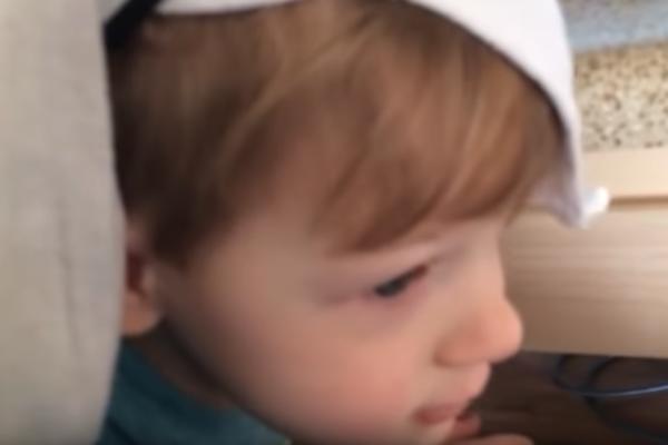 MAJKA UČILA SINA DA JE DEVOJČICA I ŠMINKALA GA! Nesrećni otac probao da ga spasi, ali desilo se OVO! (VIDEO)