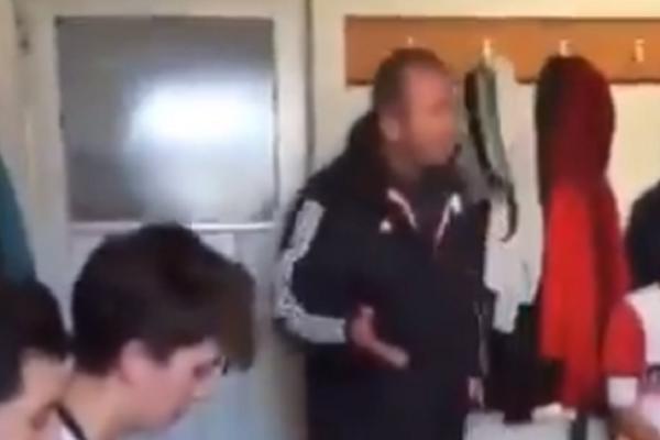 NEANDERTALAC KOJEG TREBA ZATVORITI: Isplivao šokantan snimak, fudbalski trener nemilosrdno tukao svoje igrače!