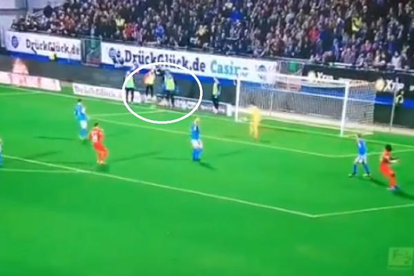 BIZARNIJE NIJE MOGLO: Nemački sudija konsultovao VAR, pa dosudio penal zbog poteza igrača koji se zagrevao!