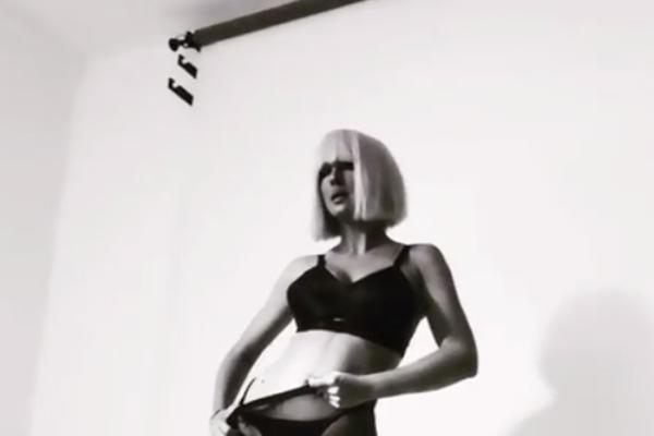 JELENA KARLEUŠA U SVIM BEZOBRAZNIM POZAMA! Stavila ruku na  CICA MACU, snimci od kojih BOLI GLAVA