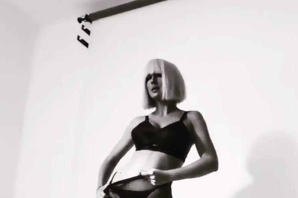 JELENA KARLEUŠA U SVIM BEZOBRAZNIM POZAMA! Stavila ruku na  CICA MACU, snimci od kojih BOLI GLAVA