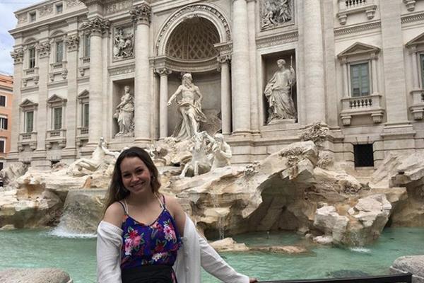 SLIKALA SE U RIMU, PA U POZADINI UHVATILA NEŠTO NEVEROVATNO! Sada traži OVE LJUDE, razlog je prelep! (VIDEO)