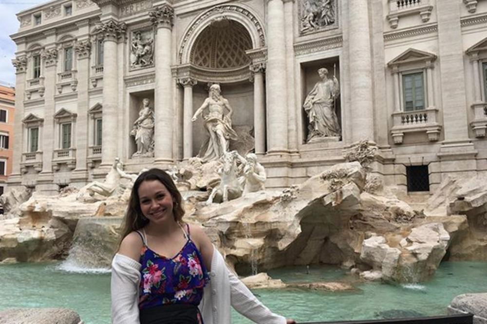 SLIKALA SE U RIMU, PA U POZADINI UHVATILA NEŠTO NEVEROVATNO! Sada traži OVE LJUDE, razlog je prelep! (VIDEO)