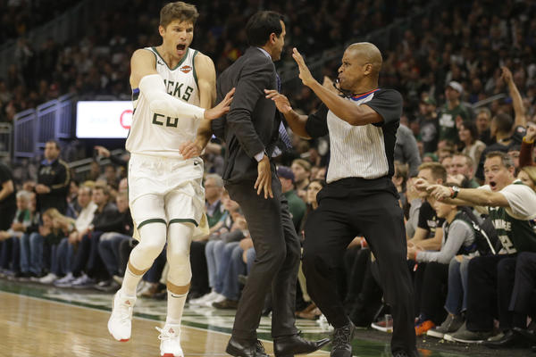 TRENER ULETEO NA TEREN I PREKINUO MEČ: Ovo do sada niste imali prilike da vidite u NBA ligi!