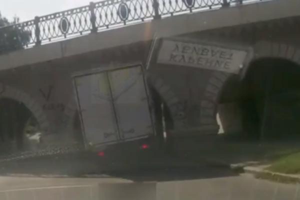 GDE SI POŠAO, MAJSTORE? Kad vozač kamiona ne koristi mozak, OVO SE DEŠAVA! (VIDEO)