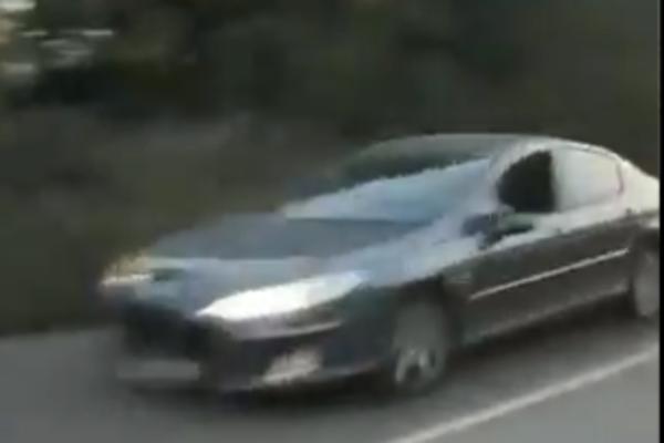 OVAJ ČOVEK MISLI DA SMO SVI MI IDIOTI! Odavno nismo videli bahatiju vožnju od ove na Novom Beogradu! (VIDEO)