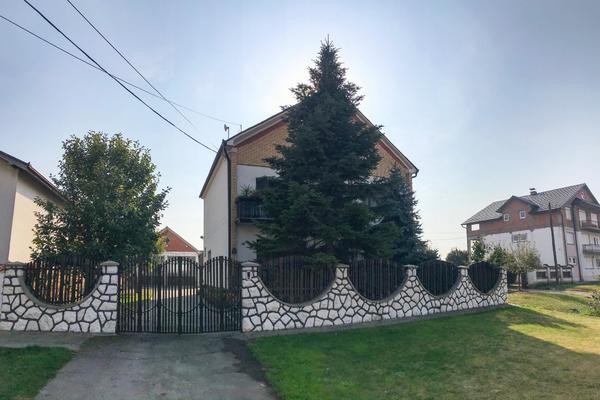 OVO JE KUĆA U STAROJ PAZOVI U KOJOJ ŽIVI OTETI DEČAK PETAR Trenutno se nalazi na pregledima kod lekara nakon TRAUME