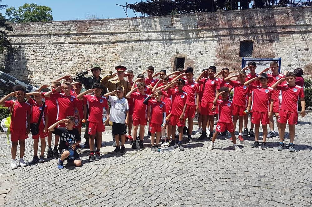 HAOS NA UTAKMICI CRVENE ZVEZDE: Skinuo gaće pred roditeljima igrača, usledila je tuča! Jedna žena polomila ruku!