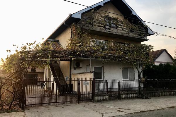 OVO JE KUĆA U KOJOJ ŽIVI OTMIČAR MALOG PETRA: Ispred smo zatekli Jovišićevu suprugu, EVO ŠTA NAM JE REKLA