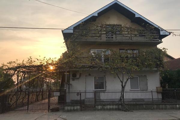 OVAJ DETALJ NA KUĆI UHAPŠENOG JOVIŠIĆA KOJI JE OTEO DEČAKA NIJE NIKO PRIMETIO! Na kapiji smo zatekli čudan prizor