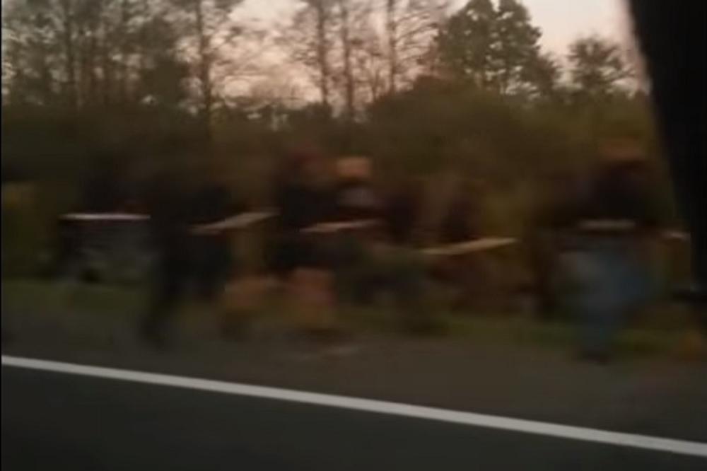 ISPLIVAO SNIMAK TUČE NA AUTOPUTU: Letele palice, letve, štangle - jedna grupa pobegla glavom bez obzira!