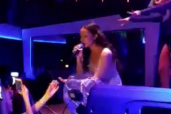 KITI SE KITIĆEVIM PERJEM?! Jedna fotka s nastupa je rekla sve! ZBOG NJE GORI INTERNET (FOTO)