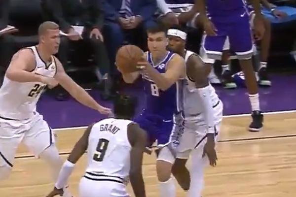 3 IGRAČA DENVERA SU OKRUŽILI BOGDANOVIĆA: A onda je on izveo Teodosićevsku asistenciju o kojoj bruji NBA!