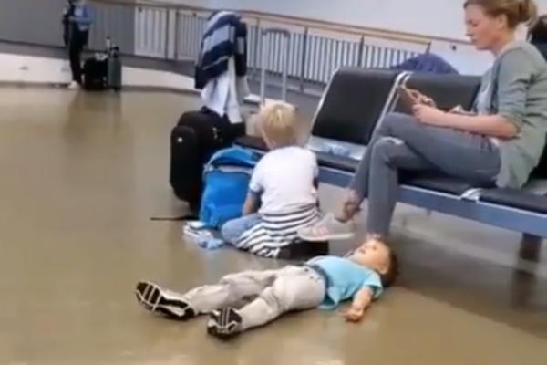 DA LI JE OVO NAJTUŽNIJI VIDEO DANA? Dete je pokušavalo da majka obrati pažnju na njega, njena reakcija BOLI (VIDEO)