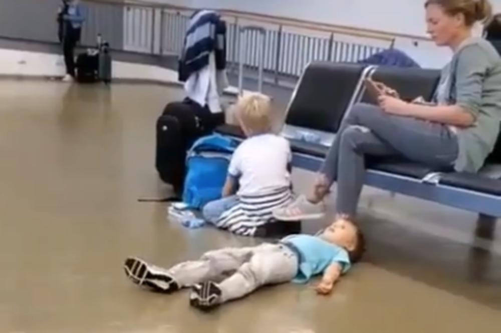 DA LI JE OVO NAJTUŽNIJI VIDEO DANA? Dete je pokušavalo da majka obrati pažnju na njega, njena reakcija BOLI (VIDEO)