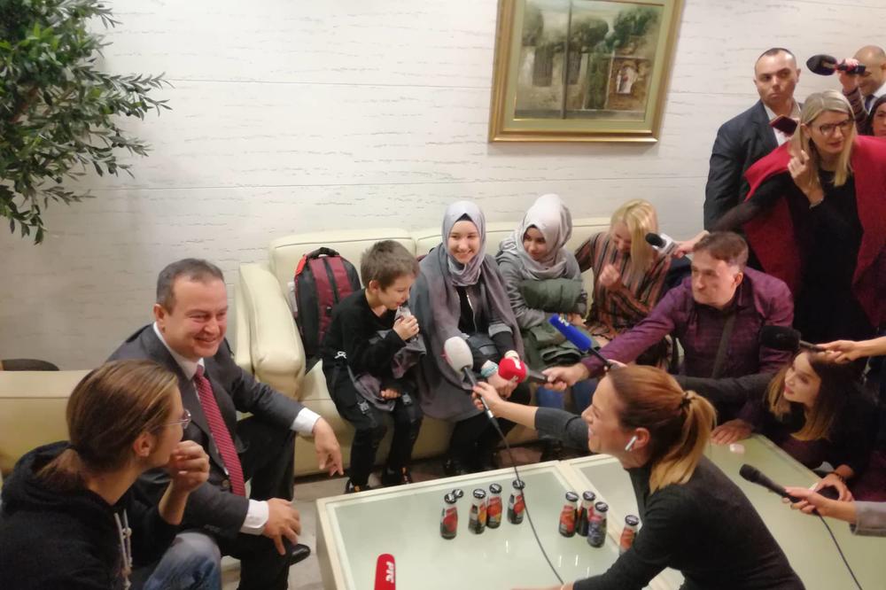 PRVE REČI MAME SLAVICE POSLE SUSRETA SA DECOM KOJU NIJE VIDELA 4 GODINE: Sve je rekla u ovih 6 REČI!