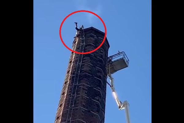 VISIO NAOPAČKE SA DIMNJAKA VISOKOG 88 METARA! Niko ne zna kako je tamo dospeo, ali je na kraju PREMINUO (VIDEO)