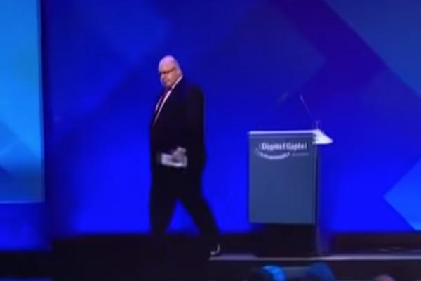 MINISTAR PAO SA BINE I ONESVESTIO SE! Hitno prebačen u bolnicu (VIDEO)