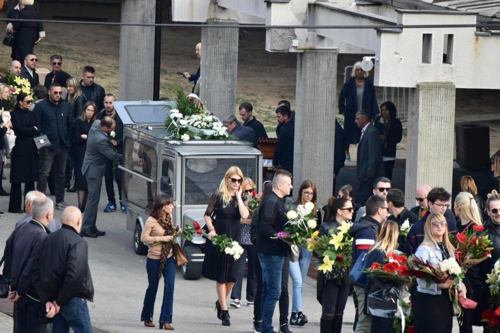 POKUŠALA DA SAKRIJE TUGU IZA CRNIH NAOČARA: Voditeljka Dragana Katić SLOMLJENA nad kuminim kovčegom na Lešću!