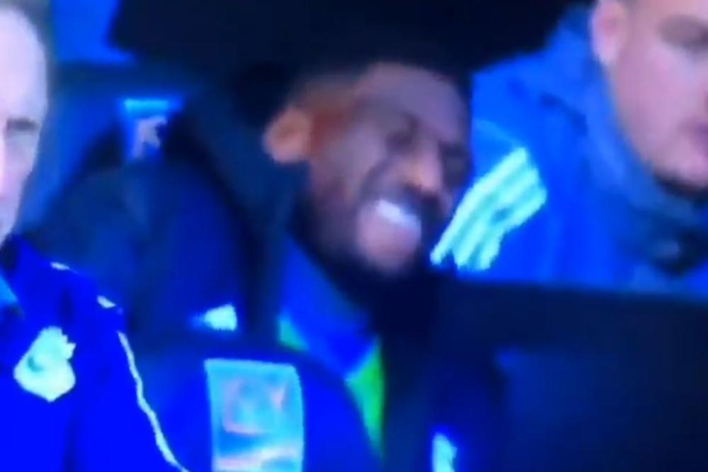 ŠTA RADIŠ TO, ČOVEČE?! Svi misle da je igrač Kardifa masturbirao tokom meča! Izraz lica saigrača je neprocenjiv!