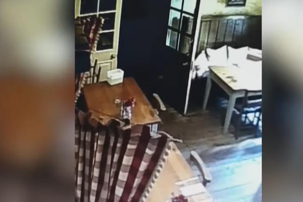 DUH DEVOJČICE SNIMLJEN KAMEROM! Konobaricu koja je čistila stolove PRATILA PRIKAZA U HALJINICI! (VIDEO)