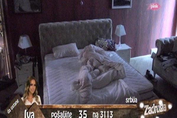 PALA VRELA AKCIJA, SVE SE TRESLO: Tara Simov KONAČNO uspela da OVOG ZADRUGARA odvuče u krevet! (FOTO)
