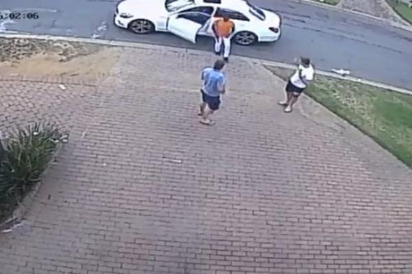 IZAŠAO JE IZ KOLA I KRENUO DA OPLJAČKA ČOVEKA: Ali onda je ŽRTVA izvukla PIŠTOLJ! (VIDEO)