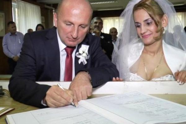 MILENKO SE OŽENIO ALBANKOM, A VIDEO JU JE SAMO NA SLICI! Čim su se sreli, profesor se odlučio za nešto ČUDNO