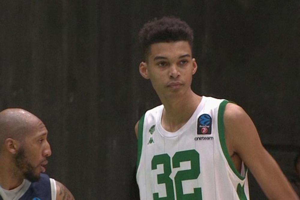 NIKO NIJE VEROVAO KAD GA JE VIDEO NA TERENU: Ima 15 godina, visok je kao Bobi, a već je debitovao u Evrokupu!