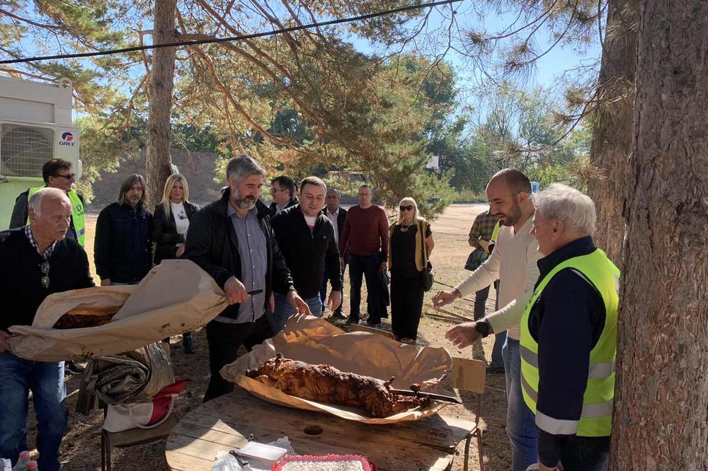 ČUČKOVIĆ OBIŠAO GRADILIŠTE I RADNICIMA DONEO PRASE: Učenicima uskoro nove učionice, kabineti i fiskulturna sala!