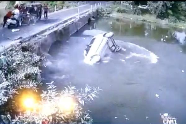 SUDARIO SE S KAMIONOM NA USKOM MOSTU: Dok je auto padao u vodu, BACIO JE DETE IZ NJEGA, ali se dogodio UŽAS (VIDEO)