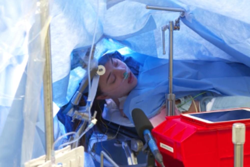 NA FEJSBUKU PRENOSILA SVOJU OPERACIJU MOZGA: Devojka se u jednom trenutku PROBUDILA, evo kako je prošlo (VIDEO)