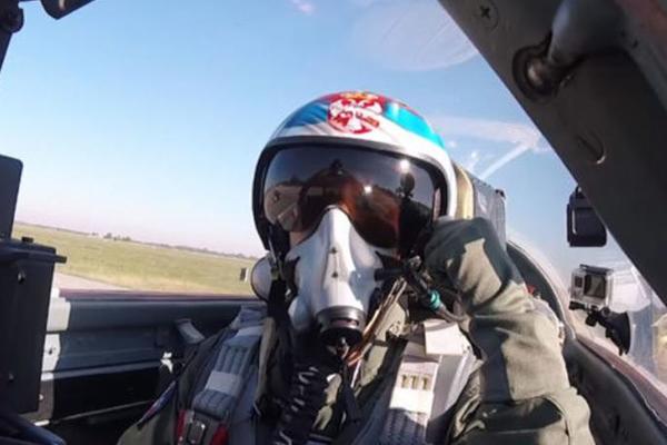 NAŠ PILOT JE LETEO MIGOM 29: Na 1000 metara, kamera je zabeležila nešto neverovatno! (VIDEO)