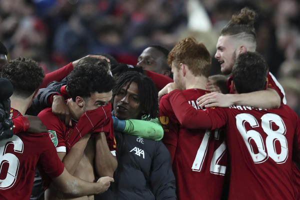 LJUDI, KAKVA JE OVO LUDNICA?! Posle nekoliko preokreta i deset golova Liverpul slomio Arsenal posle penala!