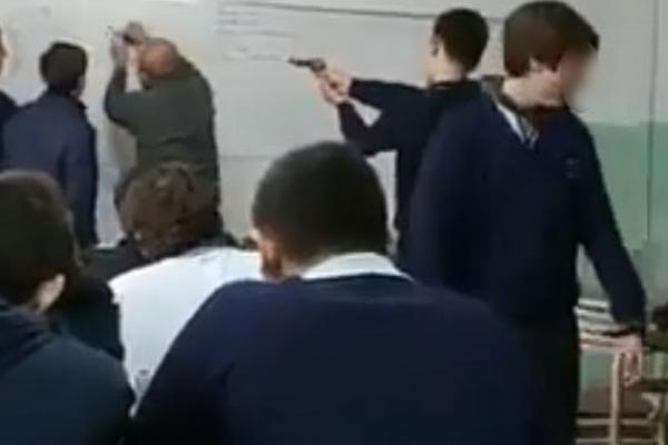 ZASTRAŠUJUĆI PRIZOR IZ SREDNJE ŠKOLE: Dok nastavnik objašnjava lekciju, učenik je u njega uperio PIŠTOLJ (VIDEO)
