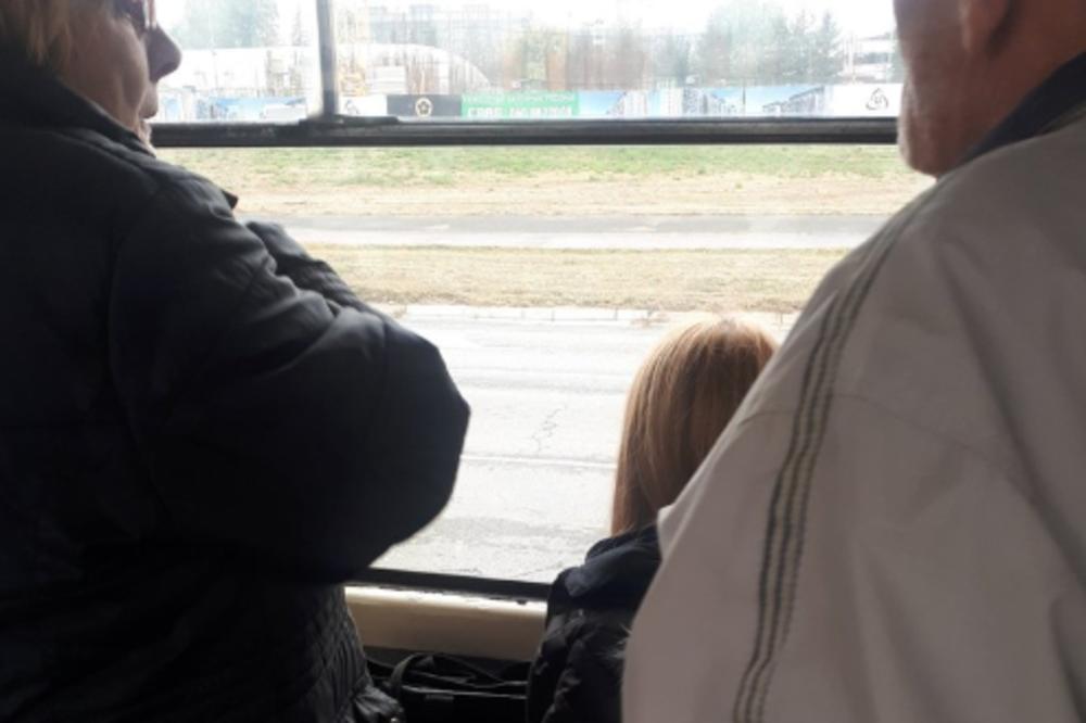 DVOJE MLADIH SEDE I GLEDAJU U PROZOR, STARCI IH TUŽNO GLEDAJU: Fotografija iza GSP o kojoj SVI PRIČAJU!