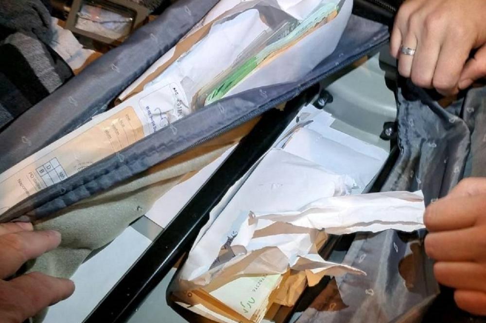 SRPSKI CARINICI SU OTVORILI TORBU: Ono što su videli unutra PAMTIĆE DO KRAJA ŽIVOTA! (FOTO)