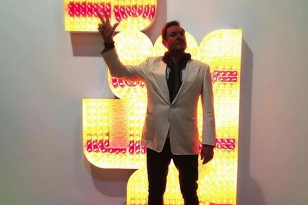 SVETSKA MUZIČKA ZVEZDA PODIGLA TRI PRSTA USRED BEOGRADA: Tajno došao u Srbiju, pa ODUŠEVIO celu naciju! (FOTO)