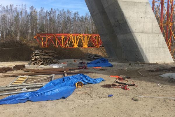 OVO JE MESTO NA KOME SU PALI RADNICI U ČORTANOVCIMA: Ostali samo kaciga, patike i polomljena korpa! (FOTO)
