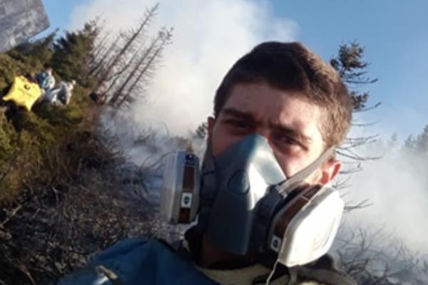 NA LEĐIMA JE NOSIO KANISTERE PUNE 25 LITARA VODE: Ovo je HEROJ koji je rizikovao svoj život da zaustavi POŽAR