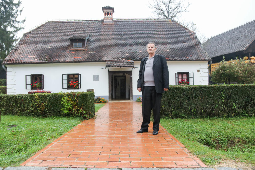 Joška Broz ispred Titove kuće u Kumrovecu