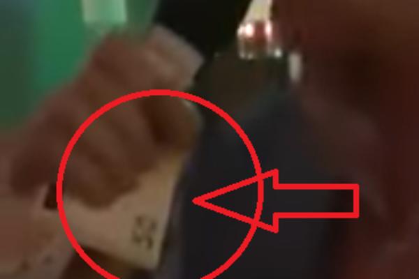 NAŠ PROSLAVLJENI PEVAČ KRAO BAKŠIŠ NA NASTUPU: Krišom sklanja sebi u sako, džep KIPI OD EVRIĆA! (VIDEO)