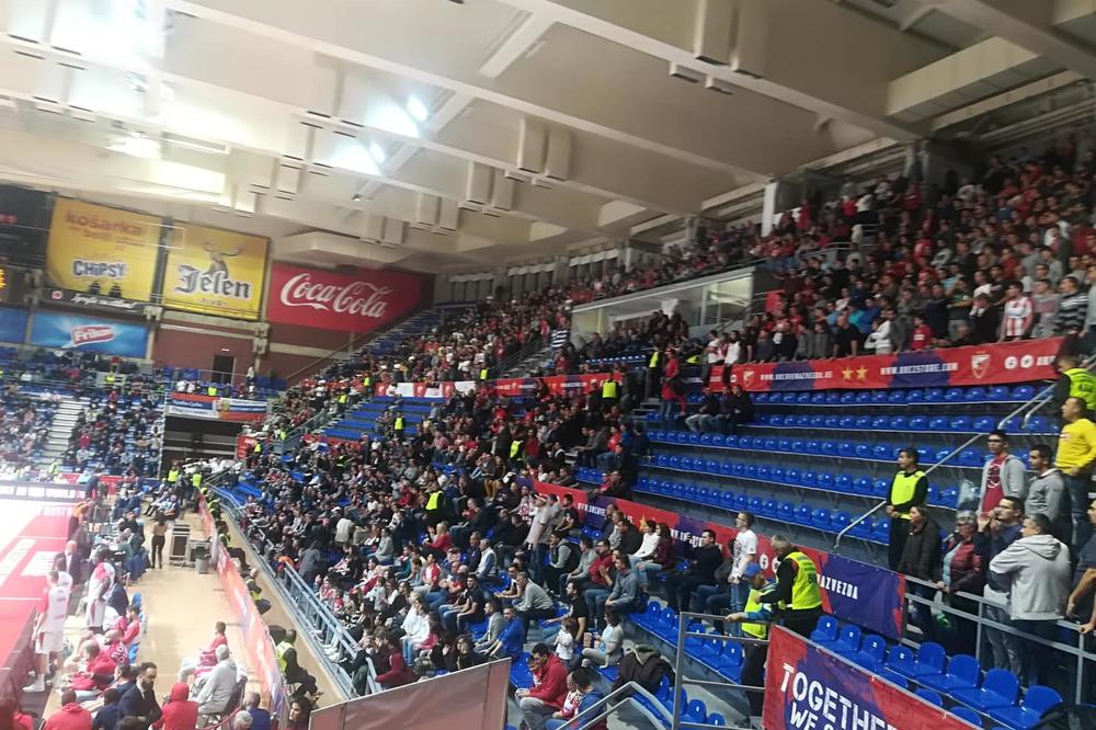 ZVEZDA DOČEKALA HIMKI PRED POLUPRAZNIM TRIBINAMA: Evo zašto je deo navijača bojkotovao ovaj meč!