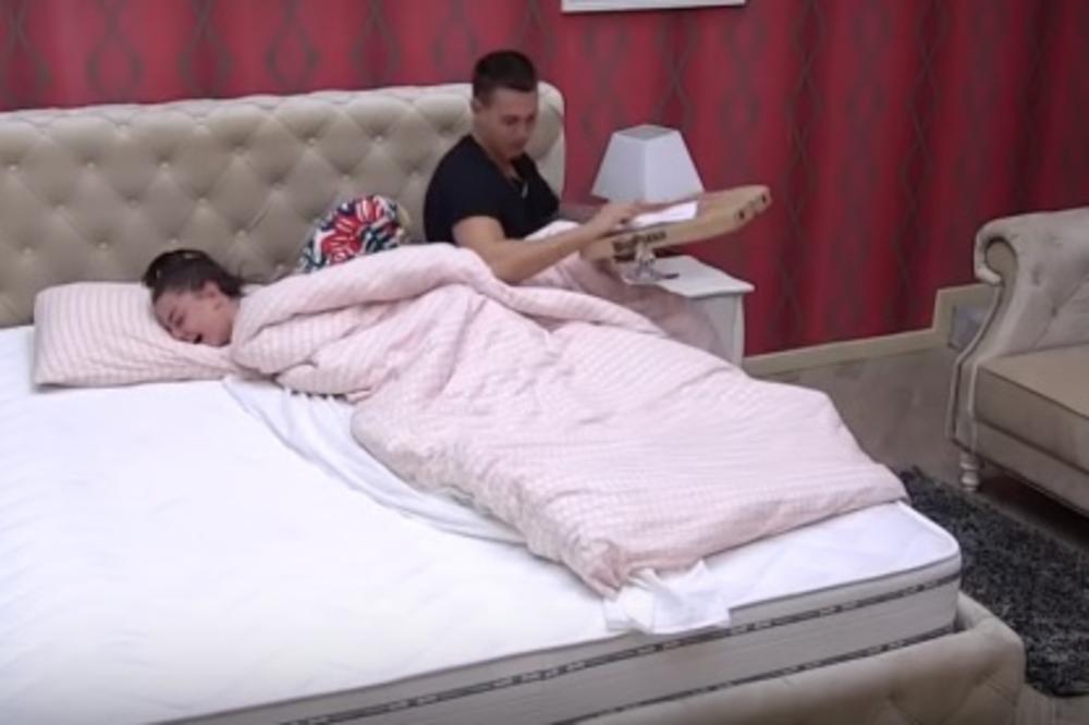 USPRAVAN KAO SVEĆA, SVE MU SE VIDI: Zadrugar uhvatio Taru i Mateju NA GOMILI, a on nije mogao da SAKRIJE svoj ponos