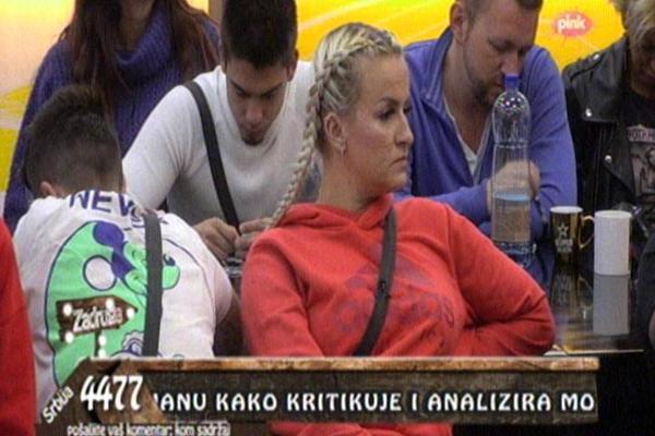 UZELA JE MOTKU, PA GA JE JAKO UDARILA PO GLAVI: Diskvalifikacija za Čolakovu devojku Erminu?! (VIDEO)