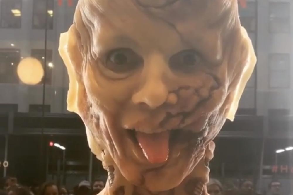 NAJLEPŠOJ GLUMICI ISPALA CREVA, VIRI JOJ MOZAK, SVA JE U OPEKOTINAMA: Ovo je NAJBIZARNIJA MASKA za Noć veštica!